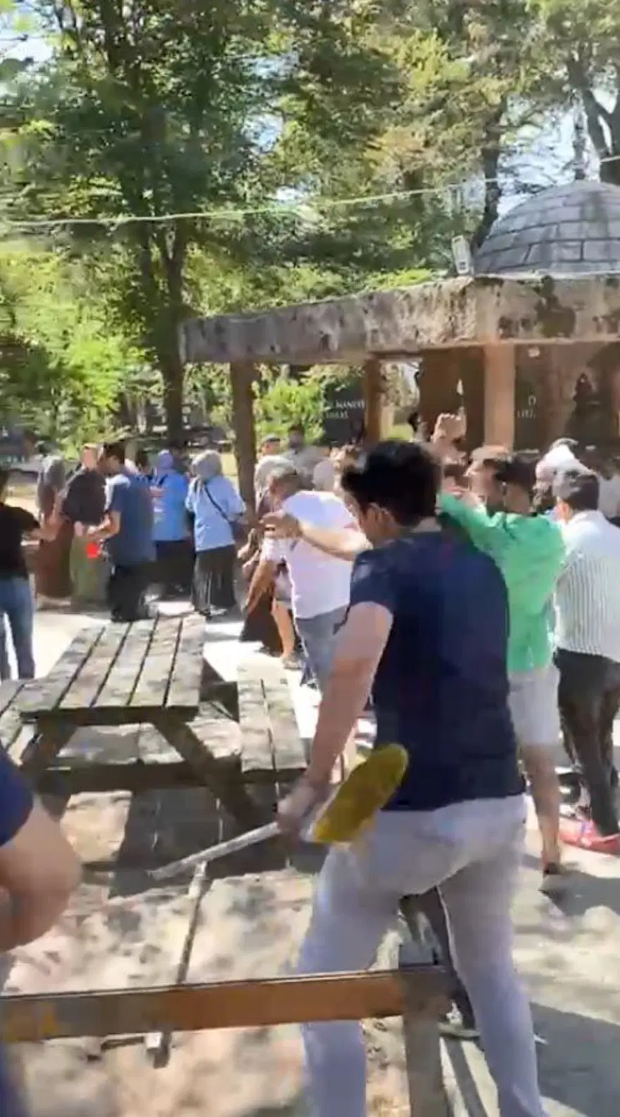 Türbede tekme tokat kavga 2 Türbede tekme tokat kavga 2