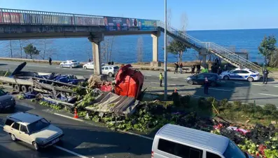 Kontrolden çıkan TIR devrildi, sebzelerkarayoluna saçıldı: 1 ölü