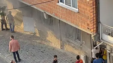 İstanbul'da yangında can pazarı: Demir kapıyı elleriyle söküp kurtardılar
