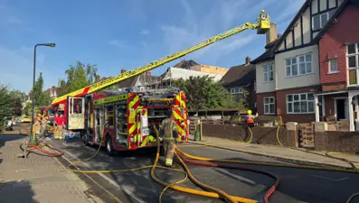 Londra bir evde çıkan yangında 3'ü çocuk 4 kişi öldü