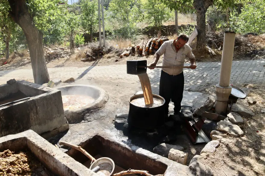 Taştan oyulmuş havuzlarda toplanıp 6 saat kaynatılıyor: Osmaniye'de yapımına başlandı Taştan oyulmuş havuzlarda toplanıp 6 saat kaynatılıyor: Osmaniye'de yapımına başlandı