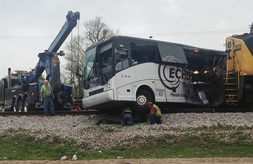 ABD'de yük treni yolcu otobüsüne çarptı: 3 ölü 