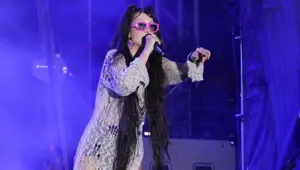 Hande Yener’den playback yapan şarkıcılara gönderme Hande Yener’den playback yapan şarkıcılara gönderme