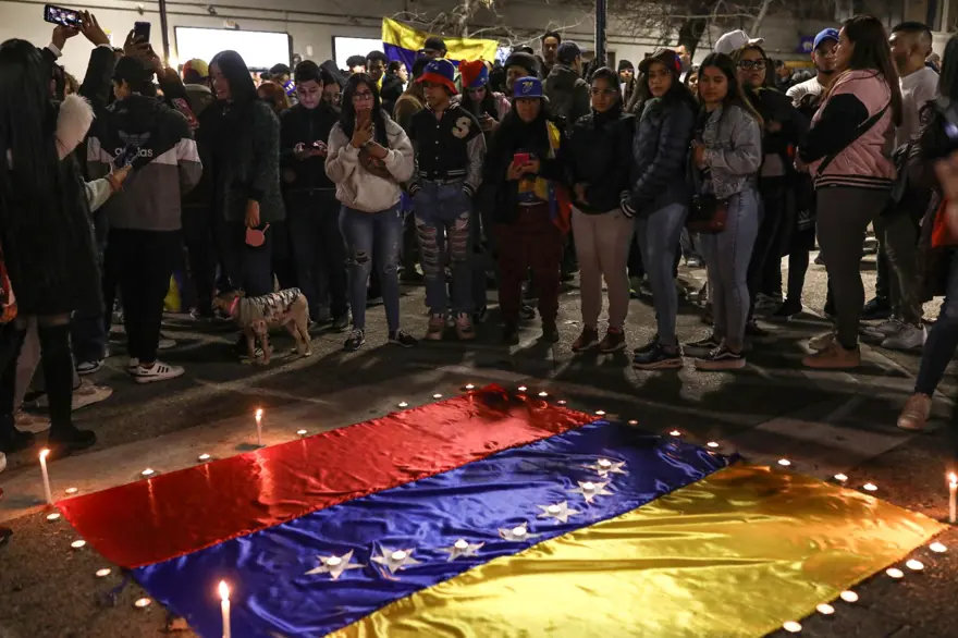 Venezuela'da "hileli" seçim tartışması: Yüzlerce göçmen sokaklarda toplandı 4 Venezuela'da "hileli" seçim tartışması: Yüzlerce göçmen sokaklarda toplandı 4