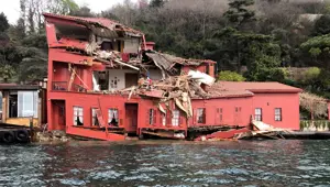 İstanbul Boğazı'nda kaza: Gemi yalıya çarptı