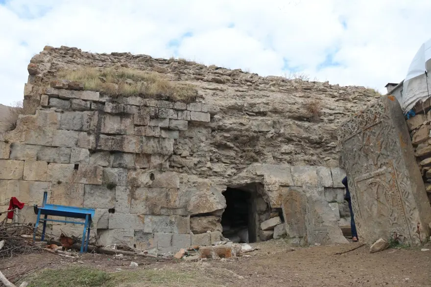 Bin 400 yıllık kilise ot ve saman deposu olarak kullanılıyor 4