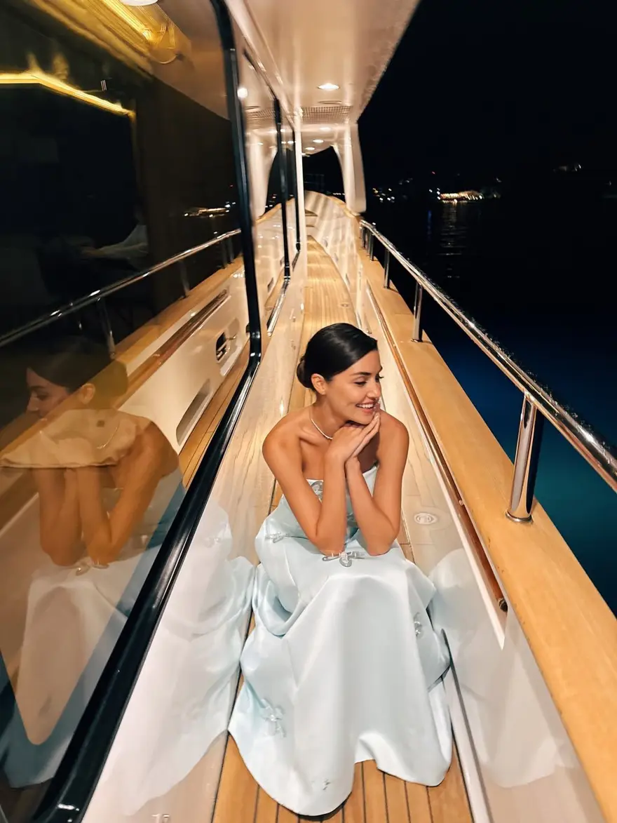 Hande Erçel tekne pozlarıyla beğeni topladı 5