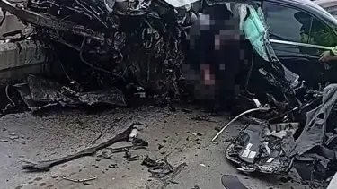 Lüks otomobil, bariyerlere ok gibi saplandı: Doğumdan evlerine dönen karı-koca öldü, bebekleri ağır yaralandı