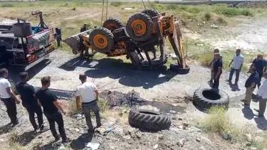 Şarampole yuvarlanan iş makinesinin operatörü yaralandı