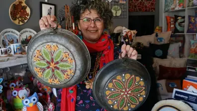 Eski bakır süzgeçleri motiflerle işleyip sanat eserine dönüştürüyor