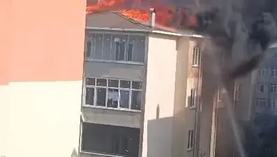 Silivri'de korkutan yangın: 5 katlı binanın çatısı yandı