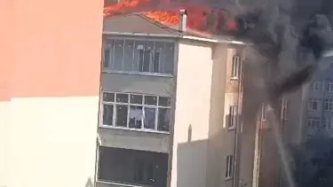 Silivri'de korkutan yangın: 5 katlı binanın çatısı yandı