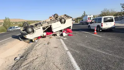Tarım işçilerini taşıyan minibüs devrildi: 20 yaralı