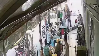 Engelli oğluna tokat atan adama anneden meydan dayağı