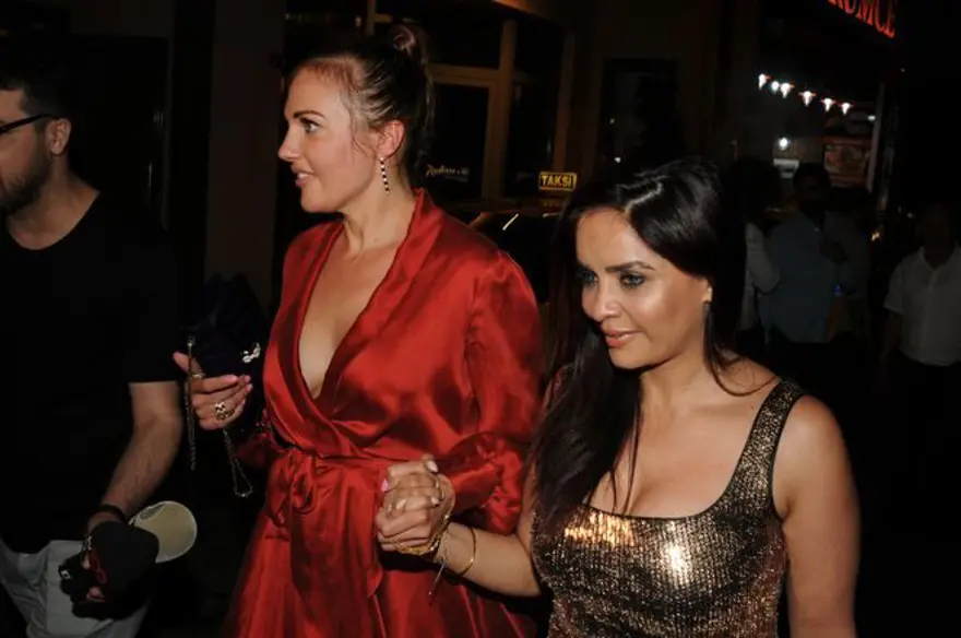 Ruby Dhalla, Meryem Uzerli’nin elini bırakmadı 2