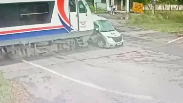 Kapalı bariyere rağmen hemzemin geçitten geçmeye çalışan araca tren çarptı