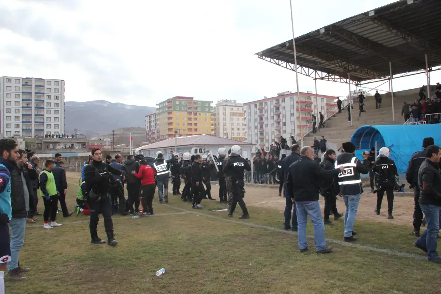 Maçta kavga çıktı: 2 kişi yaralandı 8 Maçta kavga çıktı: 2 kişi yaralandı 8