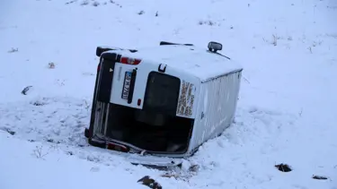 Sivas'ta öğrenci minibüsü şarompole devrildi: 12 yaralı