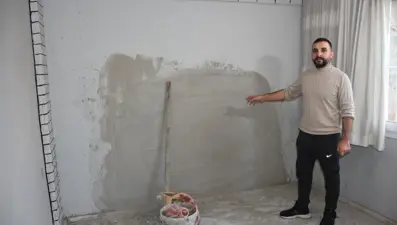 Komşusunun duvarını kırıp eşyaları çaldı, duvarı yeniden örüp sıva yaptı