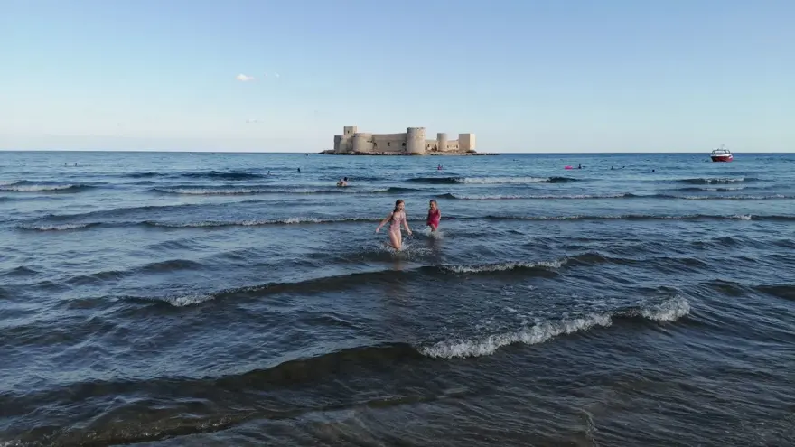 Hava sıcaklığı 28 dereceyi buldu: Ekim ayında denize girdiler 2 Hava sıcaklığı 28 dereceyi buldu: Ekim ayında denize girdiler 2
