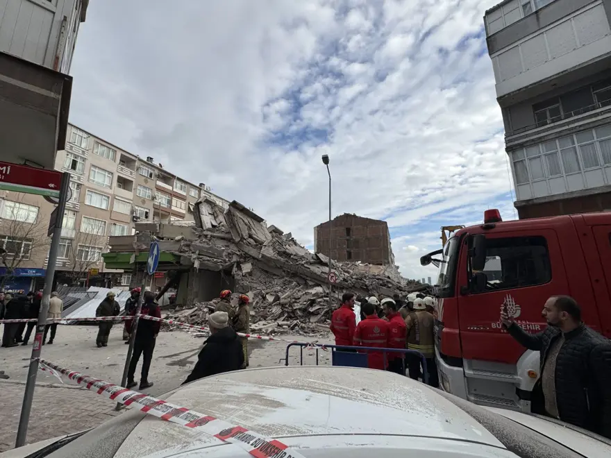 Güngören'de bina çöktü 1