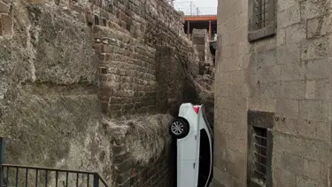 Otomobil park sırasında bahçeye uçtu