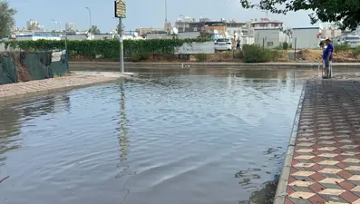 İskenderun'u sağanak yağış vurdu