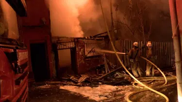 Beyoğlu'nda ahşap bina küle döndü