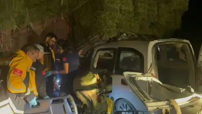 Araç kamyonun altına girdi: 2 ölü, 1 yaralı