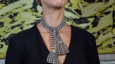 Marie Antoinet'i tahttan indirdi, II. Elizabeth'i tahta çıkardı: Gizemli kolye rekor fiyata satıldı!