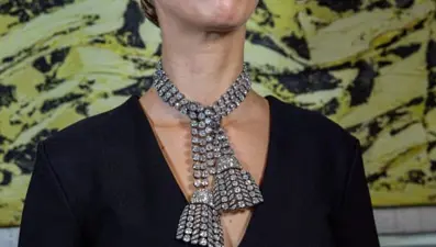 Marie Antoinet'i tahttan indirdi, II. Elizabeth'i tahta çıkardı: Gizemli kolye rekor fiyata satıldı!