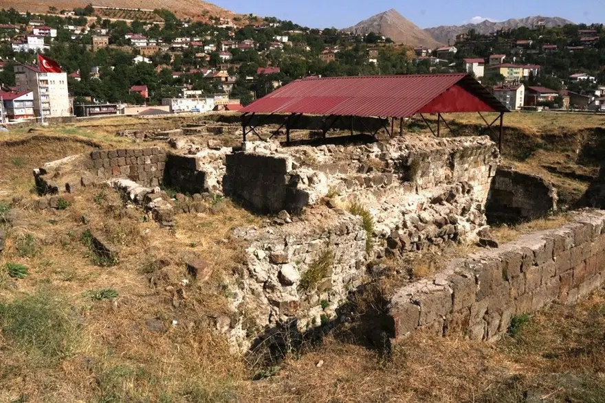 Bitlis Kalesi’nde Bizans ve Osmanlı dönemine ait bulgular bulundu 11 Bitlis Kalesi’nde Bizans ve Osmanlı dönemine ait bulgular bulundu 11