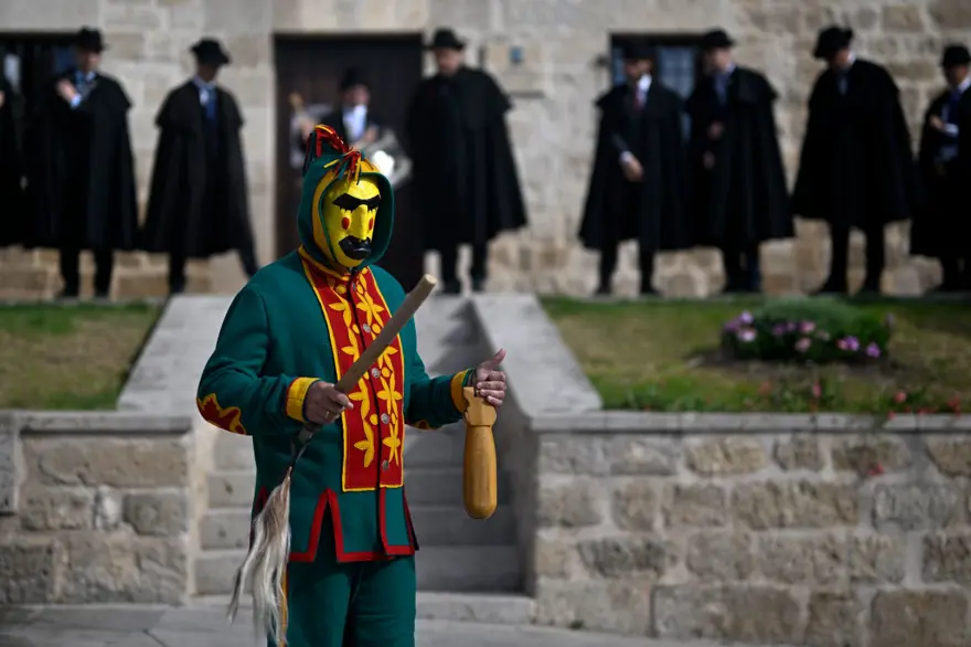 En ilginç festival: 'Şeytan', bebeklerin üzerinden atladı 16