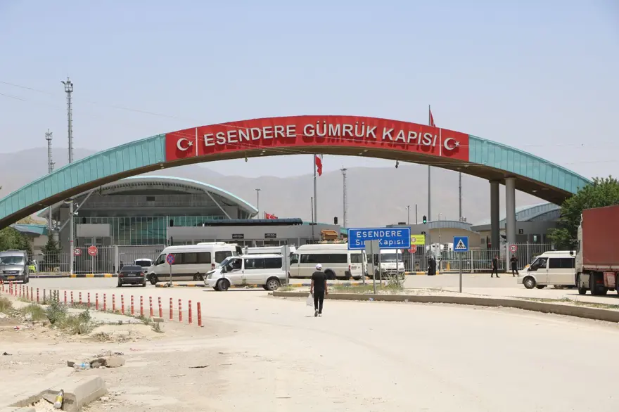 Türkiye-İran sınırında 5 kilometrelik TIR kuyruğu Türkiye-İran sınırında 5 kilometrelik TIR kuyruğu