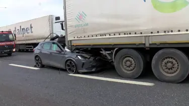 Kuzey Marmara Otoyolu'nda otomobil TIR'ın altında kaldı