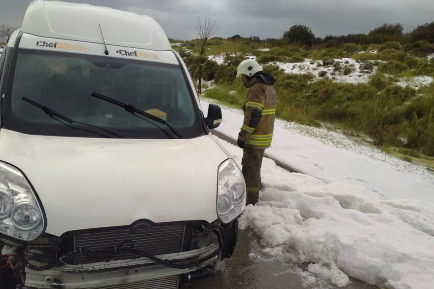 Dolunun etkili olduğu Çeşme'de plajlar beyaza büründü 2