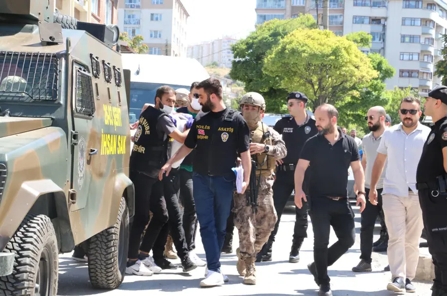 "Annenizin mutfağında bomba yapımı" araması yapmış! Eskişehir'deki bıçaklı saldırgan için istenen ceza belli oldu 1 "Annenizin mutfağında bomba yapımı" araması yapmış! Eskişehir'deki bıçaklı saldırgan için istenen ceza belli oldu 1