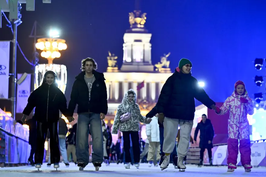 Buz pateni sezonu açıldı: 5 bin kişi aynı anda kayabilecek 4