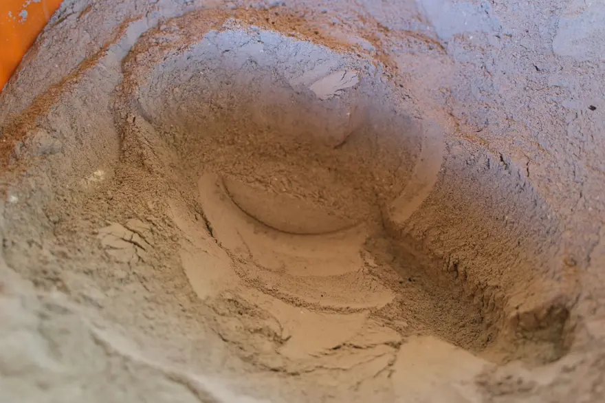 Dut yaprakları kaşık, su kabakları kepçe olarak kullanılıyor! Meşe külüyle harmanlayıp 2 gün 3 gecede yapıyorlar 3