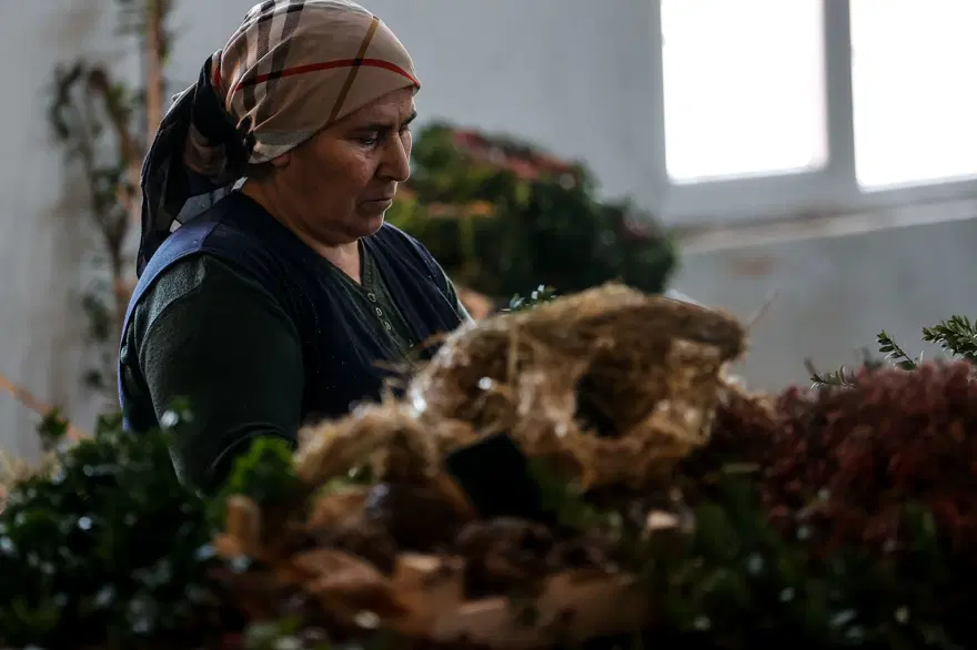 Antalyalı kadınlar Avrupa'ya Noel çelengi üretiyor 