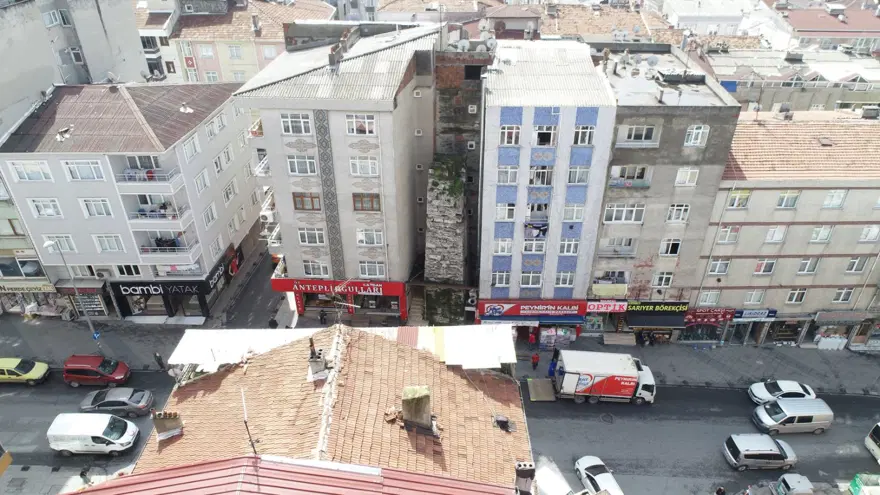 Tarihi su terazisinin binaların arasında kalmasına tarihçiler tepki gösterdi 1 Tarihi su terazisinin binaların arasında kalmasına tarihçiler tepki gösterdi 1