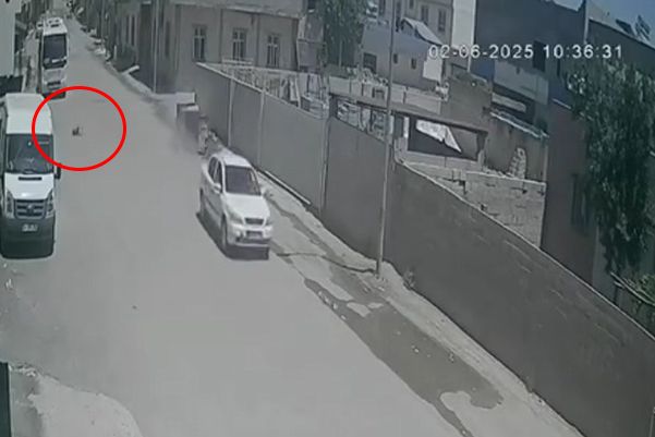 Otomobil çocuğa çarpıp kaçtı