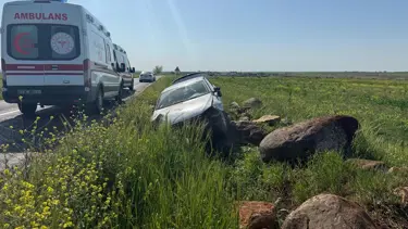 Şanlıurfa'da yol kenarındaki kayalara çarpan otomobildeki 4 kişi yaralandı