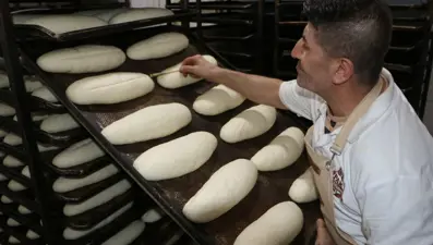 45 derecelik sıcakta zorlu mesai: 250 derecelik fırınların önünde üretiyorlar