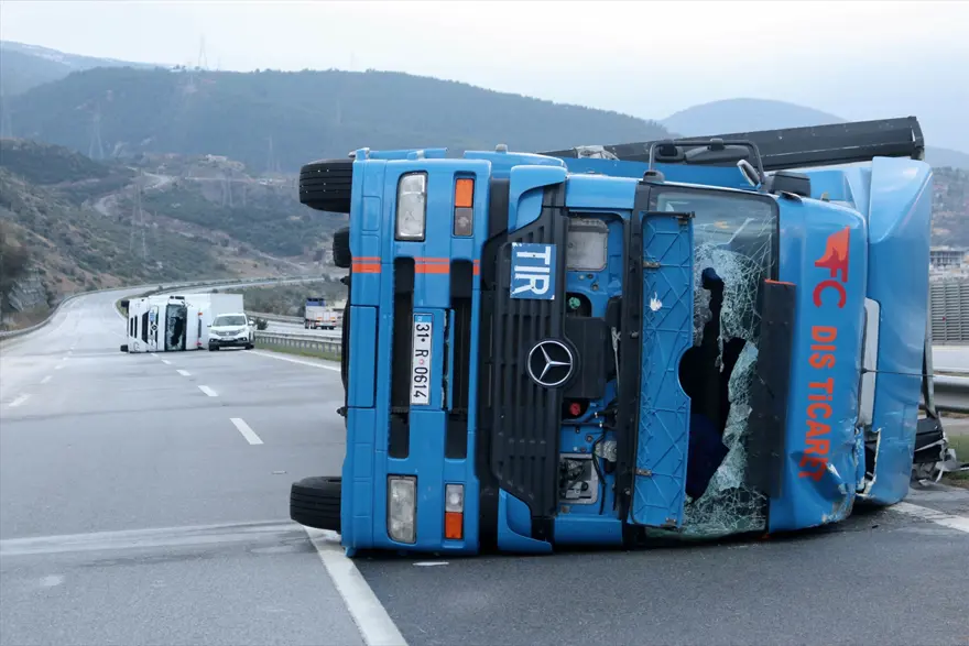 Fırtına nedeniyle 2 TIR devrildi 1