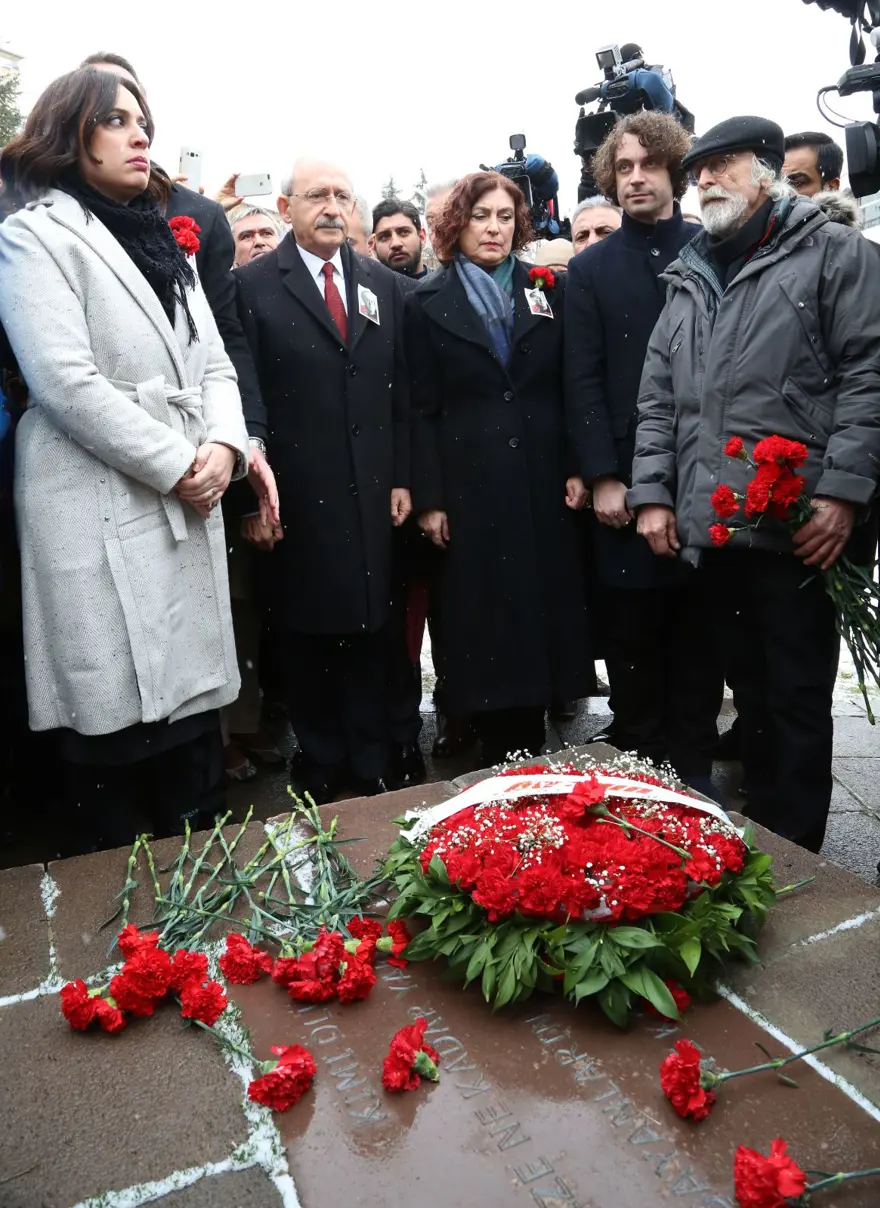 Gazeteci Uğur Mumcu katledilişinin 25'inci yılında anıldı 1 Gazeteci Uğur Mumcu katledilişinin 25'inci yılında anıldı 1