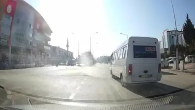 Dolmuş şoförü yolcuların canını hiçe sayarak kırmızı ışıkta geçti