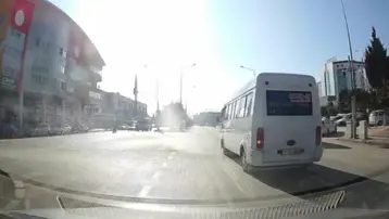 Dolmuş şoförü yolcuların canını hiçe sayarak kırmızı ışıkta geçti