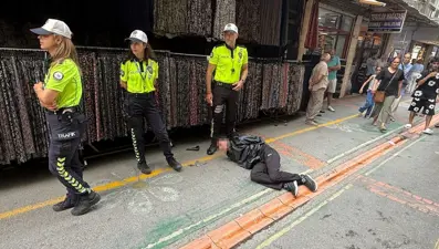 Ağustosta mont giydi, yakayı ele verdi