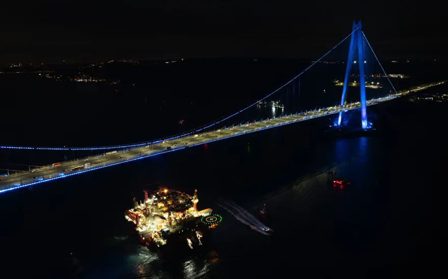 Dev petrol platformu İstanbul Boğazı geçişini tamamladı 19 Dev petrol platformu İstanbul Boğazı geçişini tamamladı 19